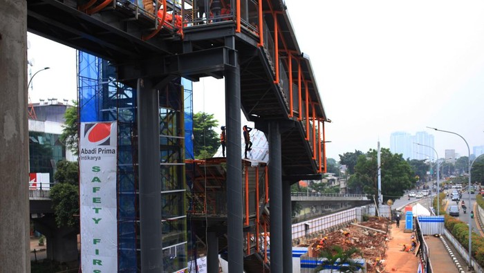 PEMBANGUNAN JEMBATAN PENYEBRANGAN ORANG TERINTEGRASI Pekerja menyelesaikan pembangunan jembatan penyeberangan orang (skywalk) yang menghubungkan Stasiun Kebayoran Lama dan Halte Transjakarta di Kebayoran, Jakarta, Selasa (18/10/2022). Pemprov DKI Jakarta melalui Dinas Bina Marga DKI Jakarta membangun jembatan penyeberangan orang Kebayoran lama yang memiliki panjang 450 meter dengan desain dan cahaya artistik serta dilengkapi dengan fasilitas lift yang mengintegrasikan stasiun kereta rel listrik (KRL) Kebayoran dengan Halte Transjakarta Koridor 8 dan Koridor 13. ANTARA FOTO/Reno Esnir/foc.