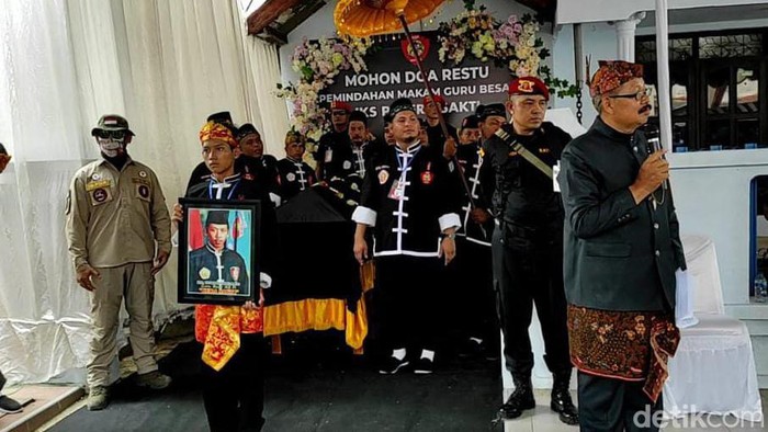 Pemindahan makam guru besar kera sakti