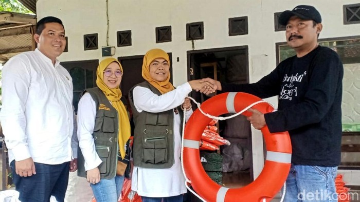 Pemkab Sukabumi bagikan alat keselamatan ke nelayan