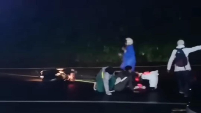Pemotor terjatuh saat lewati jalan licin karena tetesan solar di kawasan Puncak, Cisarua, Bogor, Jawa Barat, Selasa (18/10/2022) malam.