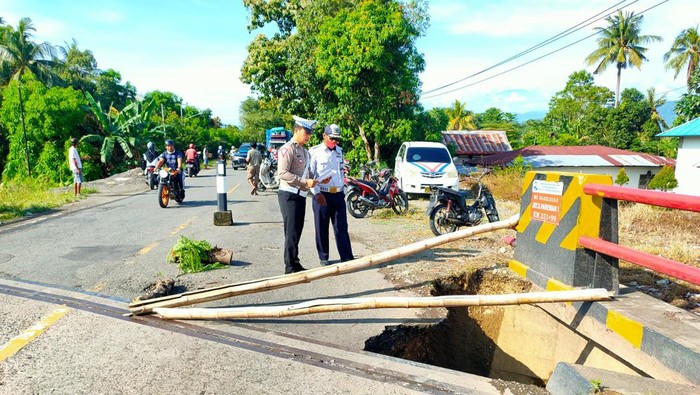 Penampakan jembatan amblas di Luwu.