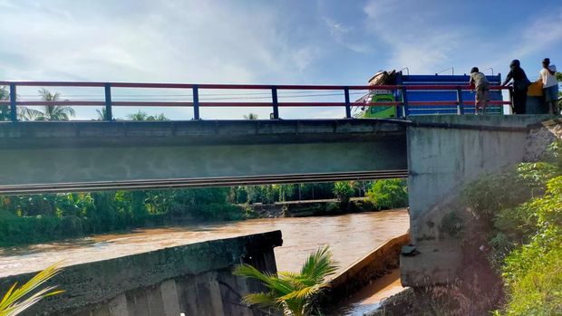 Penampakan jembatan amblas di Luwu.