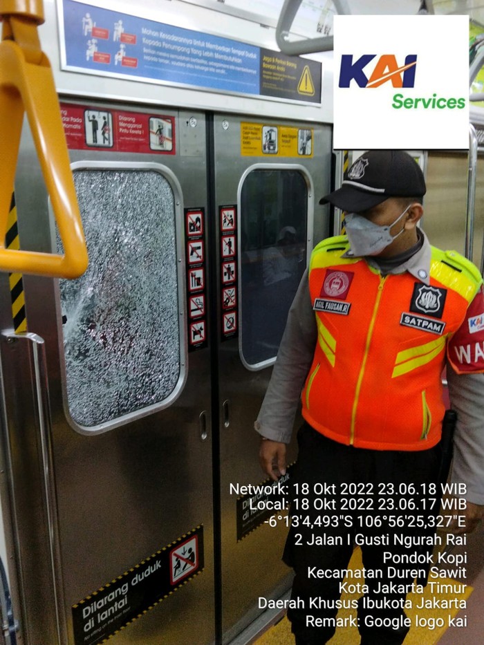 Penampakan kaca KRL berlubang akibat dilempar batu di Stasiun Buaran, Jakarta Timur.