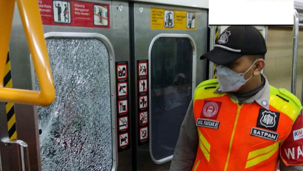 Penampakan Kaca KRL Berlubang Akibat Dilempar Batu di Stasiun Buaran