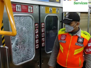 Kaca KRL Berlubang Dilempar Batu, Ini Penjelasan Secara Fisika