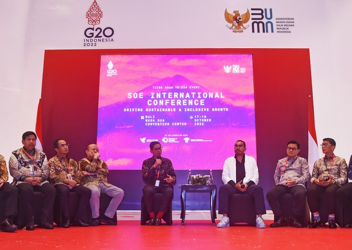 Wakil Menteri BUMN I Pahala Nugraha Mansury (tengah) menghadiri penandatangan MoU antara PT Biro Klasifikasi Indonesia, Perum Perhutani, PT Indonesia Asahan Aluminium, PT Perusahaan Listrik Negara, PT Perkebunan Nusantara III, PT Pertamina, PT Pupuk Indonesia, dan PT Semen Indonesia saat State-Owned Enterprises (SOE) International Conference di Bali Nusa Dua Convention Center (BNDCC), Bali, Selasa (18/10/2022). Penandatanganan tersebut terkait Proyek Pilot Perdagangan Karbon Kementerian BUMN Voluntary Carbon Market (VCM BUMN). ANTARA FOTO/Nyoman Hendra Wibowo
