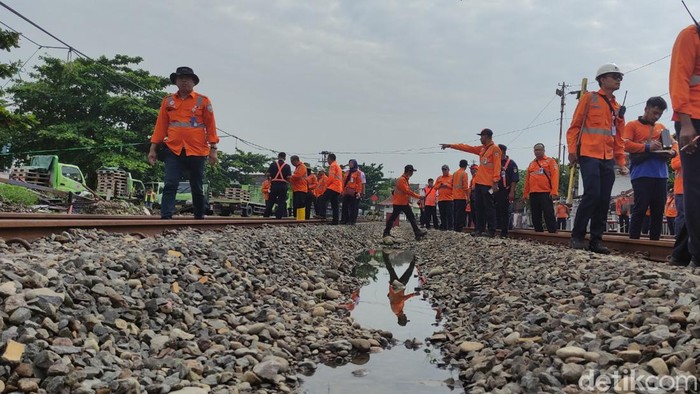 Pengecekan rel di perlintasan Stasiun Tawang Semarang hingga Stasiun Poncol Semarang, Rabu (19/10/2022).