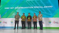 Penghargaan diserahkan oleh Head of Sustainability and Innovation Sectoral Group SwissCharm Indonesia, Christophe Piganiol dalam Forum B20 Sustainability Award 4.0 kepada Direktur Indofood CBP, Taufik Wiraatmadja di Jakarta.