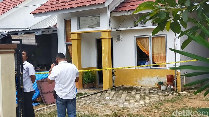 Petugas memasang garis polisi di rumah polisi yang dibobol maling di Bandar Lampung.