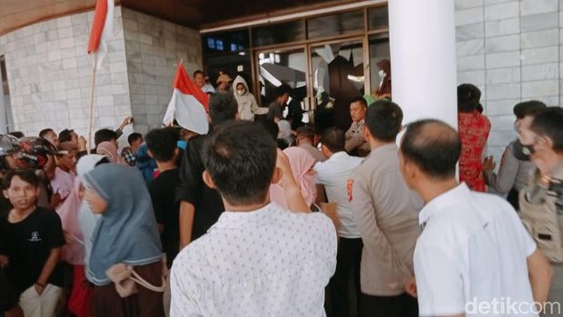 Pintu kaca ruang paripurna DPRD Palopo pecah akibat demo ricuh