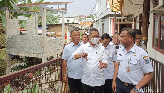 Pj Gubernur DKI Heru Budi Hartono meninjau Stasiun Pompa Waduk Pluit dan Kali Pulo Jati Padang (Tiara Aliya/detikcom)