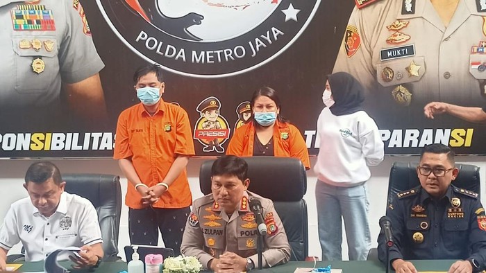 Polda Metro Jaya dan Bea Cukai Bandara Soekarno-Hatta membongkar penyelundupan 1,2 kilogram kokain yang dibawa wanita WN Peru.