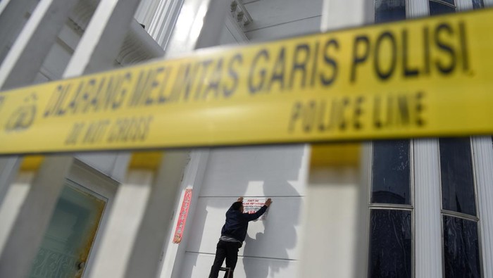 Petugas dari Direktorat Reserse Kriminal Khusus (Ditreskrimsus) Polda Sumut menyita sejumlah aset milik tersangka bandar judi daring Apin BK di Komplek Cemara Asri, Percut Sei Tuan, Deli Serdang, Sumatera Utara, Selasa (18/10/2022). Setelah sempat melakukan penyitaan pada Senin (17/10), Polda Sumut kembali menyita lima aset milik Apin BK berupa dua unit rumah mewah, dua unit 'show room' mobil, dan satu unit kafe dengan nilai total Rp73 miliar. ANTARA FOTO/Fransisco Carolio/nym.