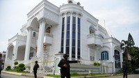 Personel Brimob Polda Sumut berjaga saat kegiatan penyitaan sejumlah aset milik tersangka bandar judi daring Apin BK di Komplek Cemara Asri, Percut Sei Tuan, Deli Serdang, Sumatera Utara, Selasa (18/10/2022).