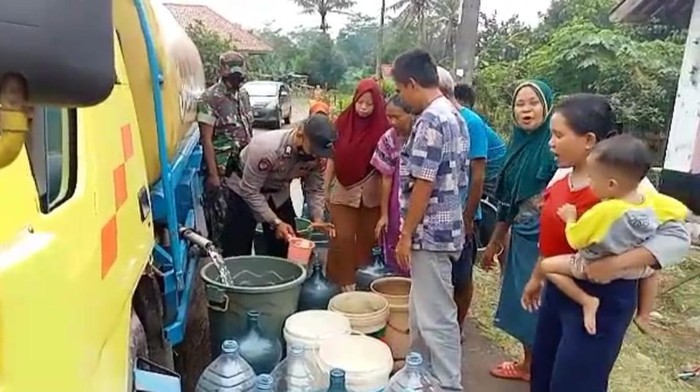Polsek Tenjo membantu warga Tenjo yang kekurangan air bersih.