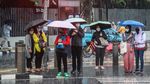 Potret Warga Basah-basahan Terobos Hujan di Pelican Crossing Tosari