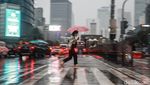 Potret Warga Basah-basahan Terobos Hujan di Pelican Crossing Tosari