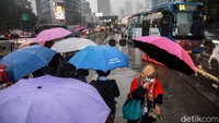 Masyarakat diimbau untuk selalu waspada dan siaga menghadapi cuaca ekstrem. (Herianto Batubara/detikcom)