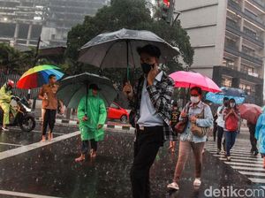 Potret Warga Basah-basahan Terobos Hujan di Pelican Crossing Tosari