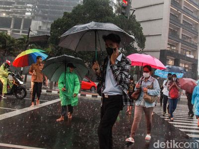 Potret Warga Basah-basahan Terobos Hujan di Pelican Crossing Tosari