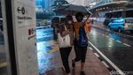 Potret Warga Basah-basahan Terobos Hujan di Pelican Crossing Tosari
