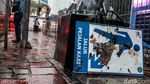 Potret Warga Basah-basahan Terobos Hujan di Pelican Crossing Tosari
