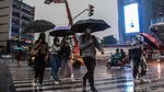 Potret Warga Basah-basahan Terobos Hujan di Pelican Crossing Tosari