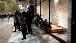 Prancis Rusuh! Demonstran Ngamuk, Kantor Bank Dirusak