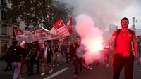 Demonstran tampak menyalakan flare.