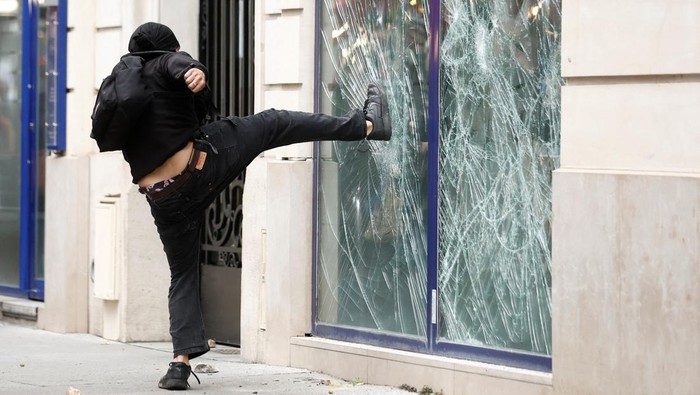 Protestors attend a demonstration in Paris as part of a nationwide day of strike and protests for higher wages and against requisitions at refineries in France, October 18, 2022. The slogan reads 