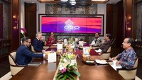 Pertemuan itu juga dihadiri oleh Menteri Koordinator Bidang Kemaritiman dan Investasi Luhut Binsar Pandjaitan dan Menteri Sekretaris Negara Pratikno.