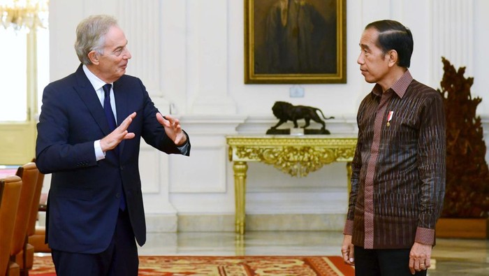 Presiden Joko Widodo menerima Dewan Penasihat Ibu Kota Nusantara (IKN), Tony Blair, di Istana Merdeka, Jakarta, pada Rabu, 19 Oktober 2022. Pada pertemuan tersebut, Presiden Jokowi didampingi oleh Menteri Koordinator Bidang Kemaritiman dan Investasi (Menko Marves) Luhut Binsar Pandjaitan dan Menteri Sekretaris Negara Pratikno.