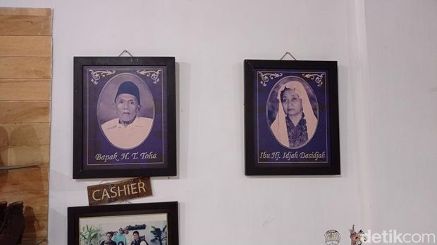 Produk sandal tarumpah khas Tasikmalaya.