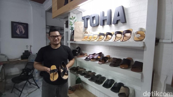 Produk sandal tarumpah khas Tasikmalaya.