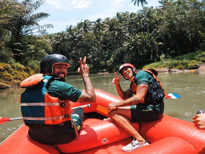 Jeda kompetisi Liga 1 dimanfaatkan PSS Sleman untuk melakukan kegiatan outbond. Aktivitas yang dikonsep dengan acara fun games dan rafting menyusuri Sungai Elo, Magelang itu menjadi salah satu obat kala jenuh dengan latihan reguler.