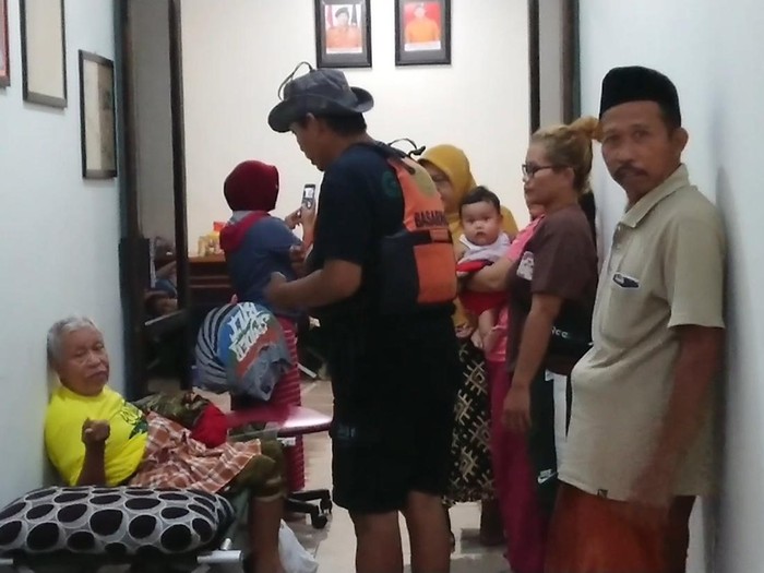 Ratusan Korban Banjir Trenggalek Mengungsi
