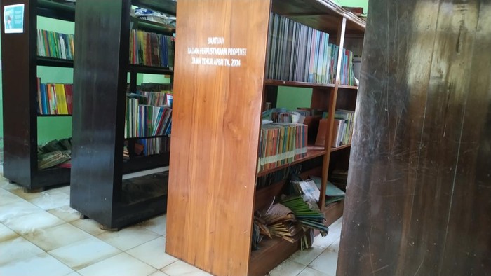 Ribuan Buku Pelajaran Rusak Dampak Terendam Banjir Blitar Selatan