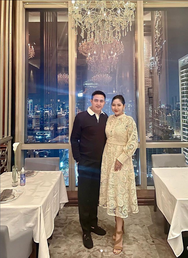 Keduanya terpaut usia 26 tahun. Namun perbedaan usia itu tidak mengurangi kekompakan dan kemesraan mereka. Foto: Instagram/@rickysoebagdja