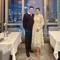 Keduanya terpaut usia 26 tahun. Namun perbedaan usia itu tidak mengurangi kekompakan dan kemesraan mereka. Foto: Instagram/@rickysoebagdja