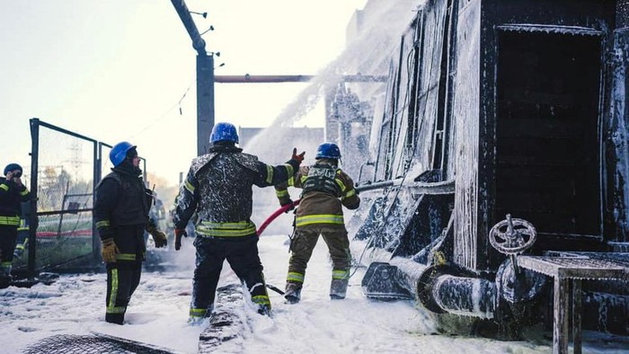 Rudal Rusia Hanguskan Pembangkit Listrik di Kiev Ukraina Firefighters work to put out a fire in a thermal power plant, damaged by a Russian missile strike in Kyiv, Ukraine, October 18, 2022. State Emergency Service of Ukraine/Handout via REUTERS ATTENTION EDITORS - THIS IMAGE HAS BEEN SUPPLIED BY A THIRD PARTY. MANDATORY CREDIT.