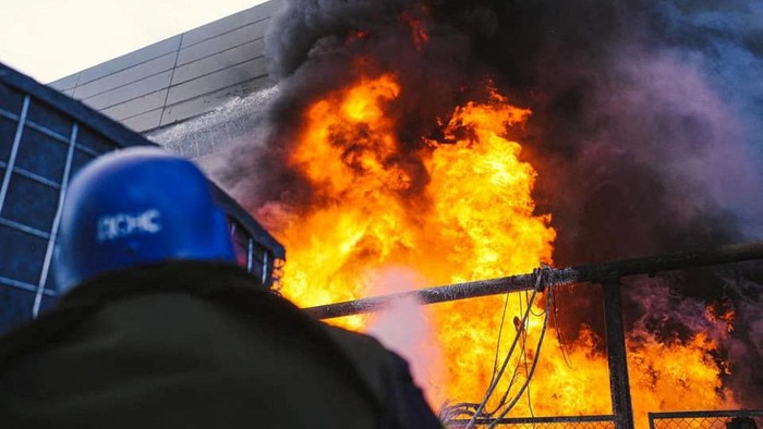 Rudal Rusia Hanguskan Pembangkit Listrik di Kiev Ukraina Firefighters work to put out a fire in a thermal power plant, damaged by a Russian missile strike in Kyiv, Ukraine, October 18, 2022. State Emergency Service of Ukraine/Handout via REUTERS ATTENTION EDITORS - THIS IMAGE HAS BEEN SUPPLIED BY A THIRD PARTY. MANDATORY CREDIT.