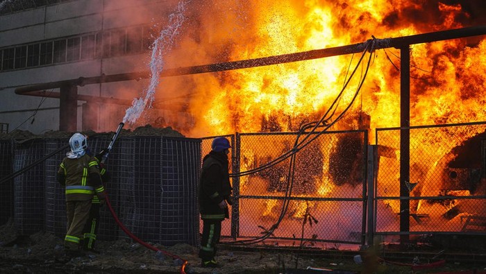 Firefighters work to put out a fire in a thermal power plant, damaged by a Russian missile strike in Kyiv, Ukraine, October 18, 2022.  State Emergency Service of Ukraine/Handout via REUTERS    ATTENTION EDITORS -  THIS IMAGE HAS BEEN SUPPLIED BY A THIRD PARTY. MANDATORY CREDIT.