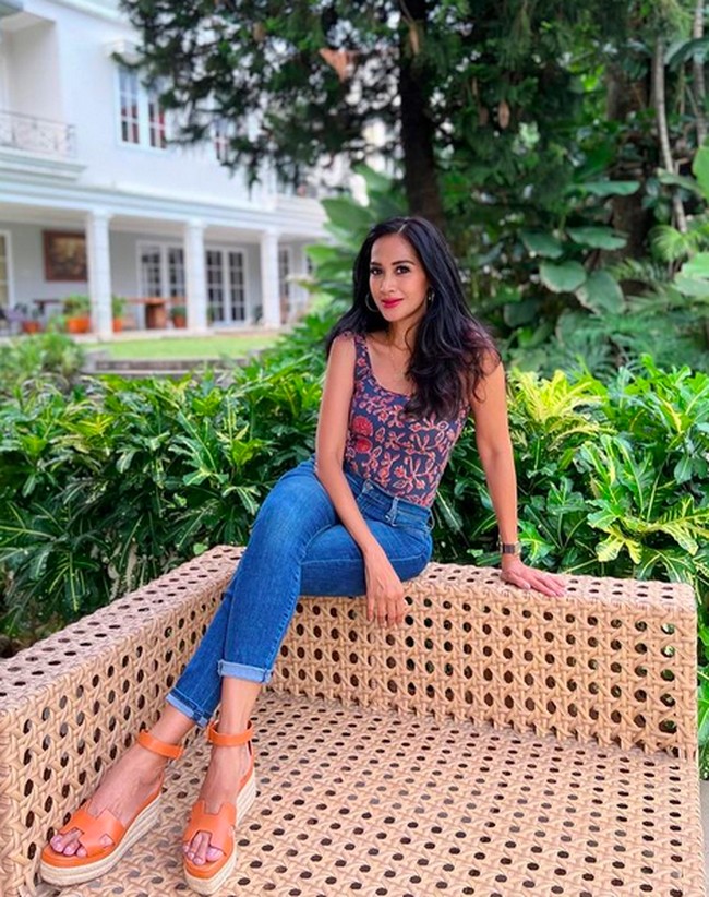 Halaman rumah yang asri menjadi salah satu kelebihan rumah aktris Diah Permatasari. Tak heran bila mantan pemeran Si Manis Jembatan Ancol ini sering mengunggah foto dirinya berpose di salah satu sudut taman rumahnya. (Foto: Instagram/@dps_diahpermatasari)