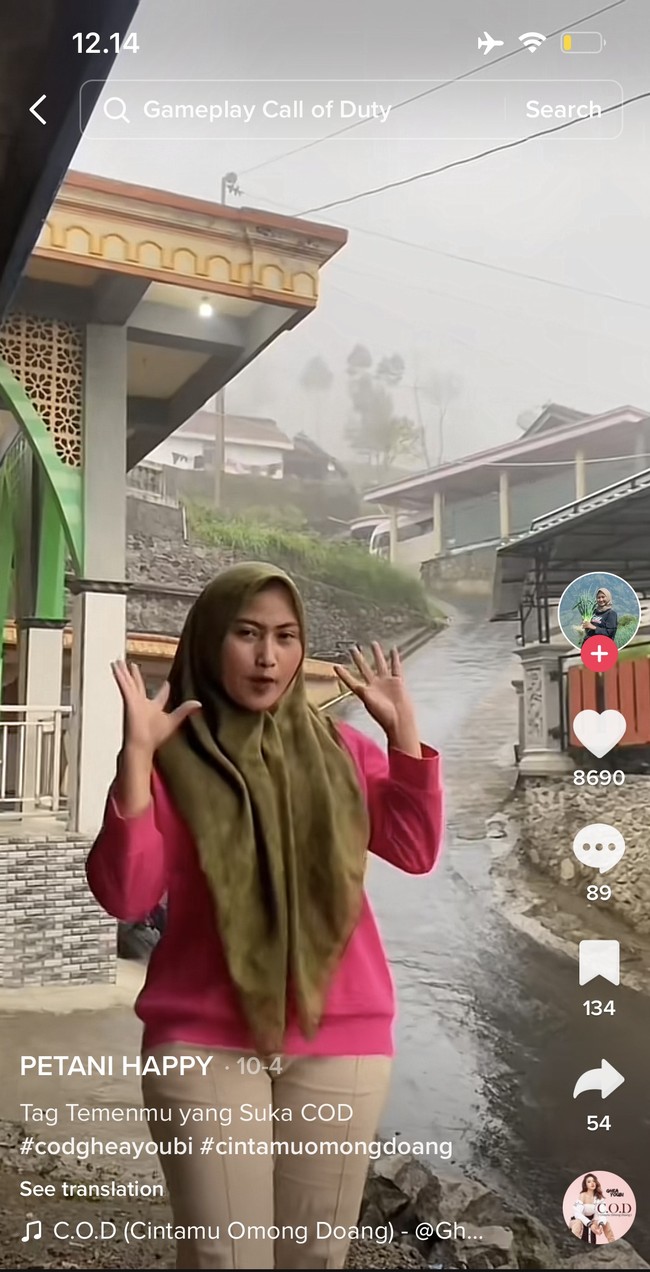 Terletak di daerah pegunungan, rumah Novi terlihat sejuk dan asri. Novi sendiri terlihat cukuup sering membuat konten-konten di halaman rumahnya. Foto: TikTok/@novilisty_