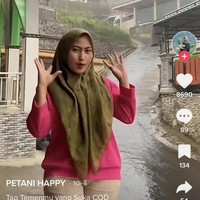 Terletak di daerah pegunungan, rumah Novi terlihat sejuk dan asri. Novi sendiri terlihat cukuup sering membuat konten-konten di halaman rumahnya. Foto: TikTok/@novilisty_