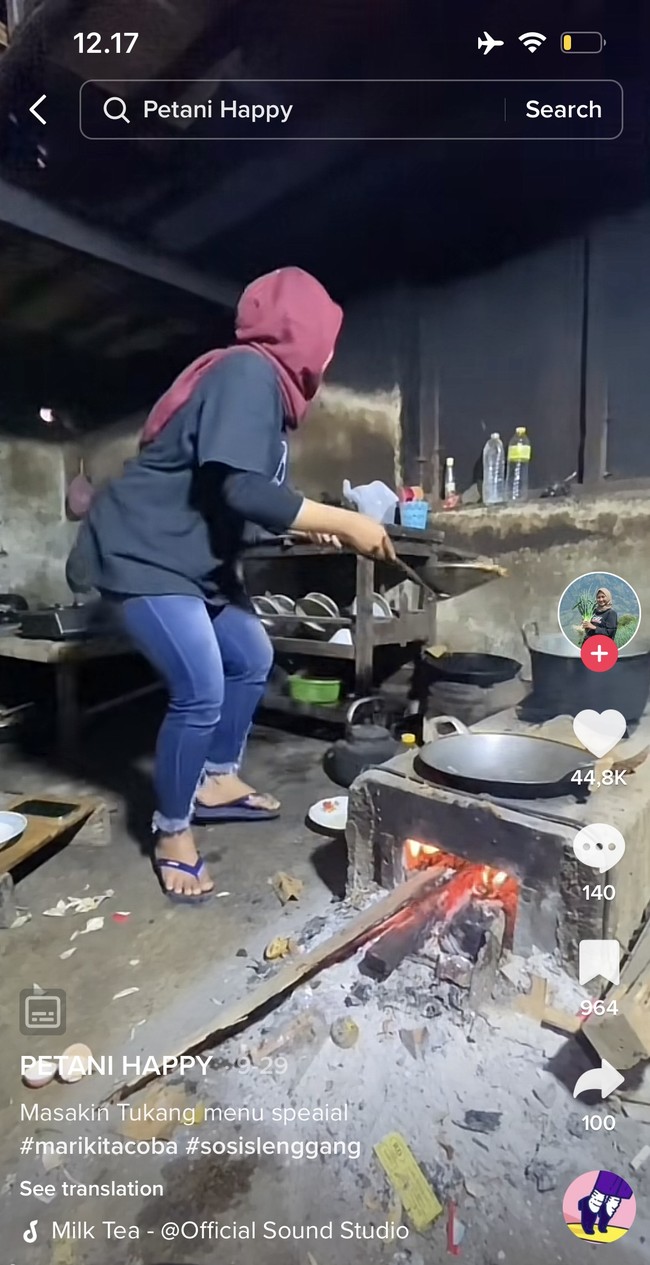 Dalam salah satu unggahan video di TikToknya yang bertajuk Masakin Tukang Menu Spesial terlihat bagian dapur di rumah Novi. Dapurnya tampak begitu sederhana dengan dilengkapi kompor tungku. Lantainya pun hanya terbuat dari semen, tidak berkeramik. Foto: TikTok/@novilisty_