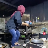 Dalam salah satu unggahan video di TikToknya yang bertajuk Masakin Tukang Menu Spesial terlihat bagian dapur di rumah Novi. Dapurnya tampak begitu sederhana dengan dilengkapi kompor tungku. Lantainya pun hanya terbuat dari semen, tidak berkeramik. Foto: TikTok/@novilisty_