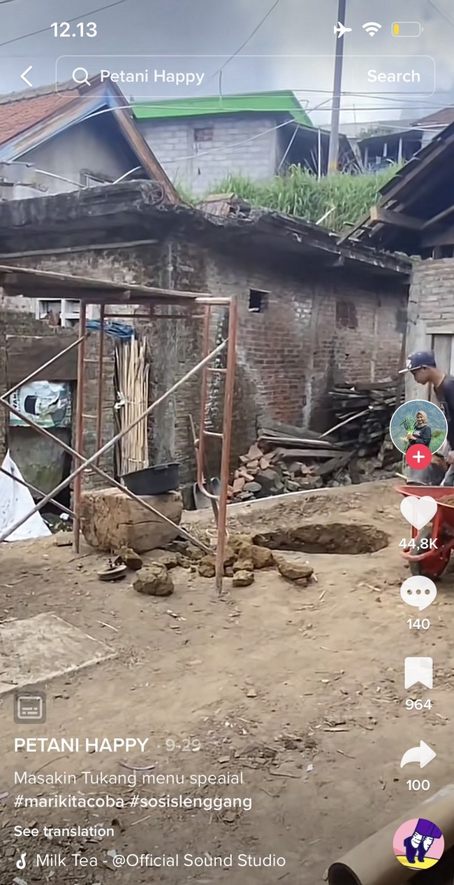 Memilih untuk keluar dari dunia hiburan dan kini bekerja sebagai petani, Novi Listiana sering membagikan kesehariannya melalui akun media sosial miliknya. Tak hanya itu saja, ia juga sempat memamerkan keadaan rumahnya di sana yang sedang direnovasi. Foto: TikTok/@novilisty_