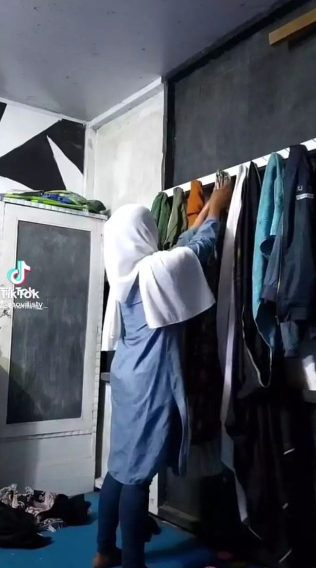 Bernuansa hitam dan putih, begini penampakan kamar mandi pribadi Novi. Sebelumnya dikenal sebagai pedangdut asal Boyolali, kini Novi memilih hijrah dan alih profesi sebagai petani di kampungnya. Foto: TikTok/@novilisty_