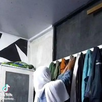 Bernuansa hitam dan putih, begini penampakan kamar mandi pribadi Novi. Sebelumnya dikenal sebagai pedangdut asal Boyolali, kini Novi memilih hijrah dan alih profesi sebagai petani di kampungnya. Foto: TikTok/@novilisty_